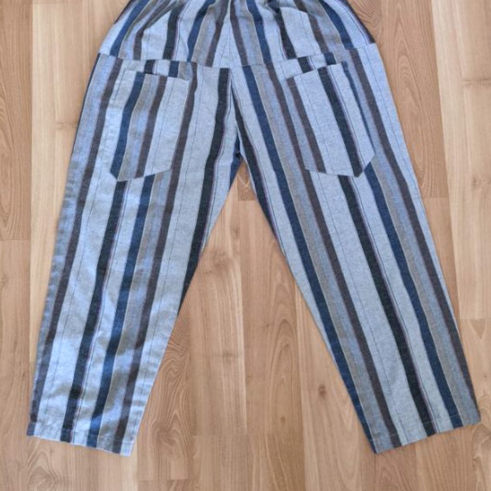 Striped cotton crop pants with funky back pockets, size Medium - Picture 3 of 4